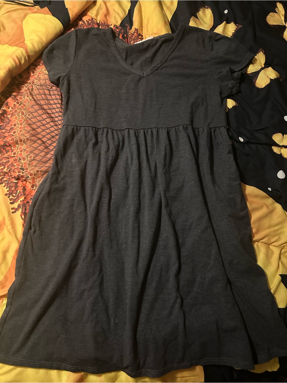 Women's Short Sleeve V-Neck Mini Dress in Dark Gray